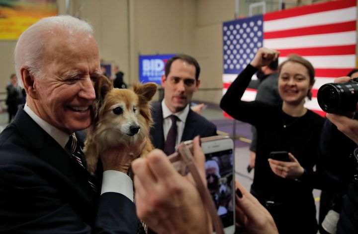 選挙運動中、犬を抱くジョー・バイデン氏＝2020年1月30日アイオア州で