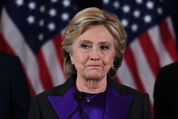 El rostro de la derrotada Hillary Clinton en la noche electoral de 2016, sabedora de que había vencido por voto popular pero no legislativo. 