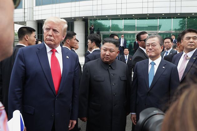 문재인 대통령과 도널드 트럼프 미국 대통령이 2019년 판문점에서 김정은 북한 국무위원장을 만나 대화나누고