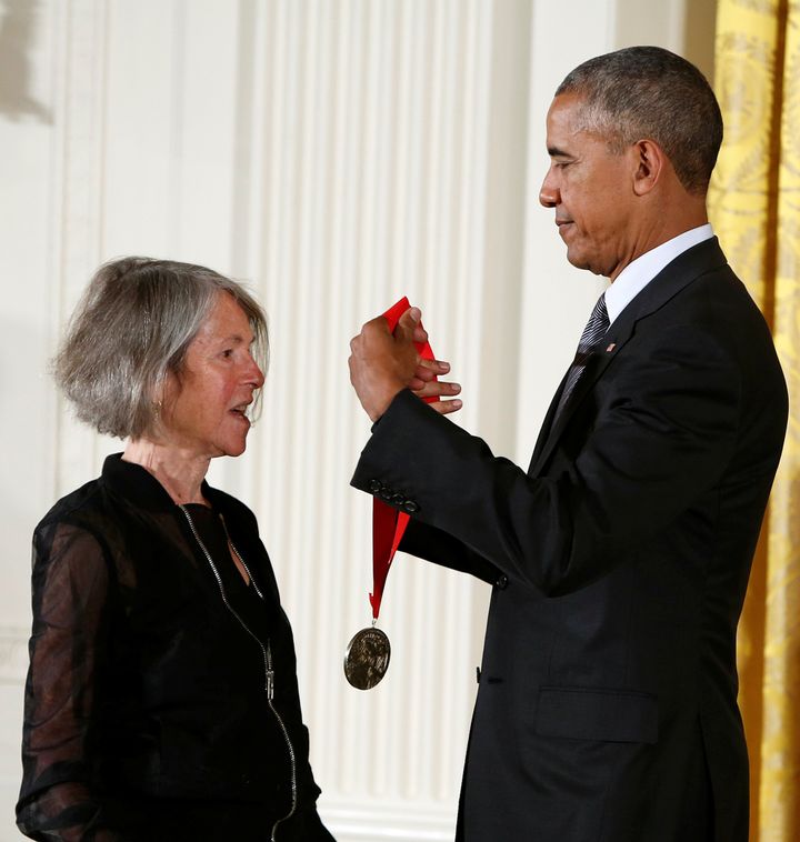 Ο Μπαράκ Ομπάμα ενώ απονέμει στην ποιήτρια Λουίζ Γκλουκ το National Humanities Medal (Μετάλλιο Ανθρωπιστικών Επιστημών), 22 Σεπτεμβρίου 2016.
