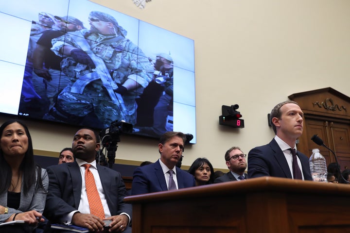 El fundador de Facebook se somete a las preguntas de la Comisión de Servicios Financieros de la Cámara sobre el uso de grupos de odio de las redes sociales.