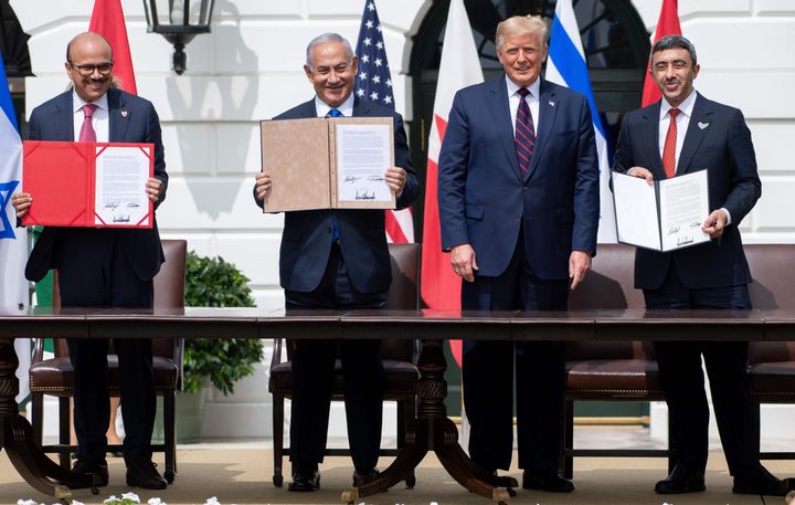 国交正常化合意署名式に臨んだ、左からバーレーンのザイヤーニ外相、イスラエルのネタニヤフ首相、トランプ米大統領、アラブ首長国連邦（ＵＡＥ）のアブドラ外相（ホワイトハウス）＝2020年09月15日、AFP＝時事