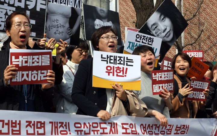 낙태를 처벌하도록 규정한 형법 조항의 위헌 여부가 '헌법 불합치'로 결정되자 2019년 4월 11일 오후 서울 종로구 헌법재판소 앞에서 모두를 위한 낙태죄 폐지 공동행동 회원들이 기뻐하고 있다.