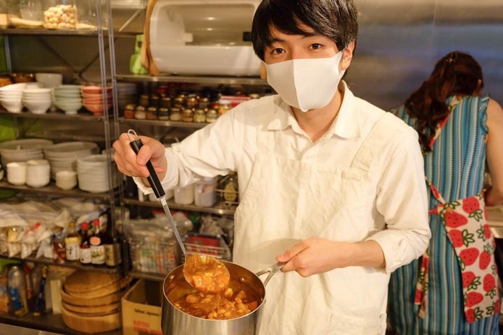 ヴィーガンカレーを作る工藤さん