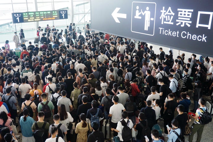 国慶節休暇で混雑する杭州東駅 (Photo by Long Wei/VCG via Getty Images)