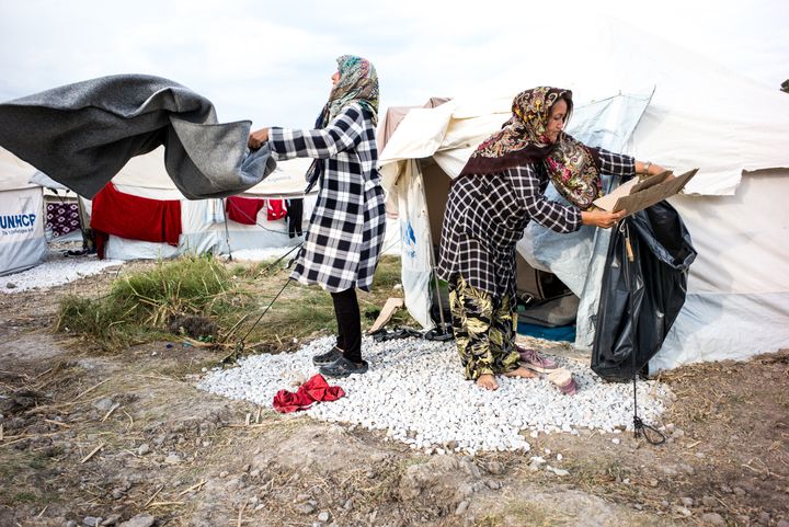 Γυναίκες πρόσφυγες που ζουν στο νέο καταυλισμό στο Καρά Τεπέ κάνουν δουλειές της...σκηνής, γιατί δυστυχώς σπίτι δεν υπάρχει για αυτές