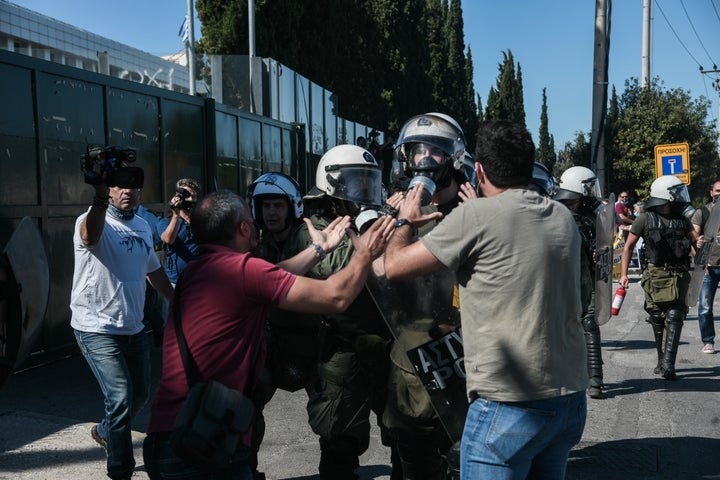 Επεισόδια έξω από το Υπουργείο Παιδείας. 