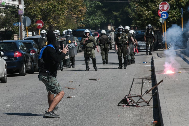 Επεισόδια έξω από το Υπουργείο Παιδείας. 