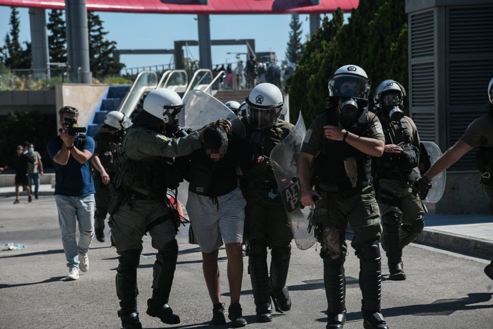 Επεισόδια έξω από το Υπουργείο Παιδείας. 