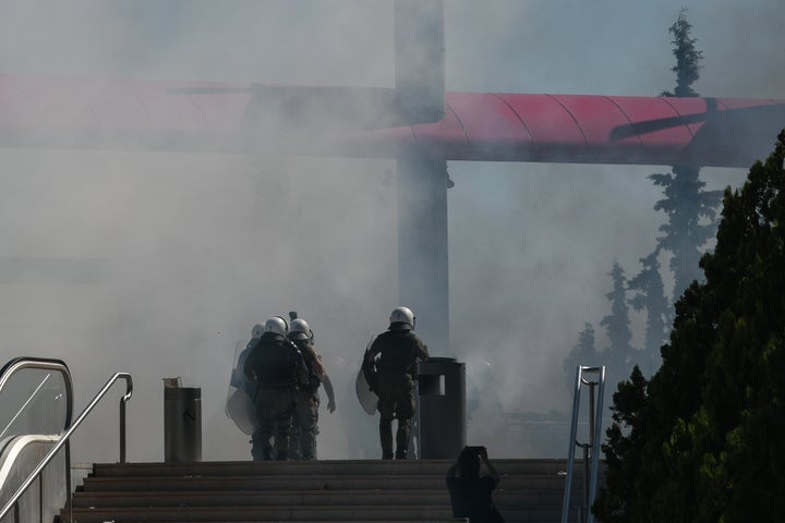 Επεισόδια έξω από το Υπουργείο Παιδείας. 