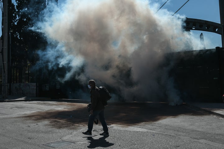 Επεισόδια έξω από το Υπουργείο Παιδείας. 