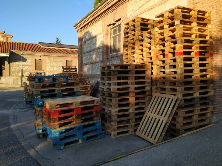 Palés vacíos apilados tras el reparto