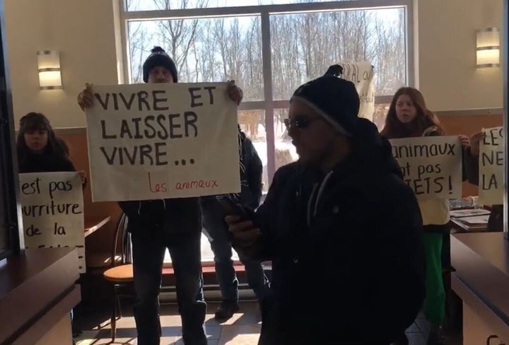 Pascal Bédard et d'autres membres de DXE Montréal ont pénétré dans un restaurant <em>Ashton de</em> l'Ancienne-Lorette, le 7 mars dernier, pour dénoncer la violence animale.