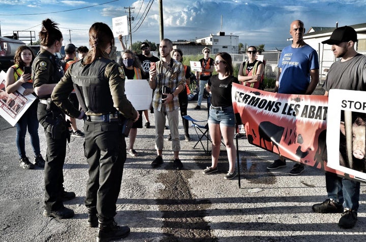 Pascal Bédard (deuxième à partir de la droite sur la photo) lors d'une manifestation devant un abattoir de porcs Olymel à Saint-Esprit.