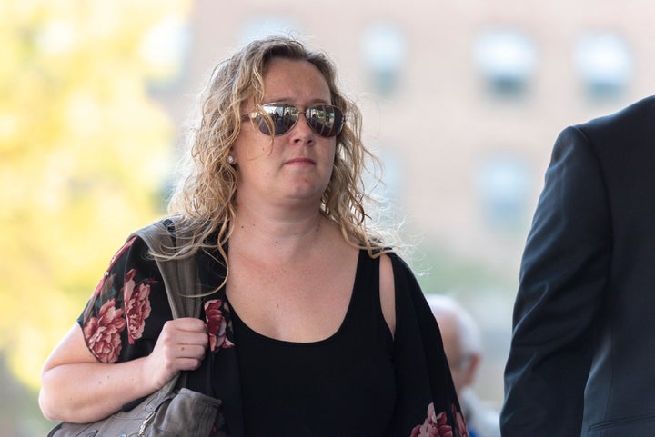 Carolyn Strom arrive à la Cour d’appel de la Saskatchewan à Regina, le mardi 17 septembre 2019. Mme Strom a été reconnue coupable de faute professionnelle par la Saskatchewan Registered Nurses Association en 2016 et s’est vu infliger une amende de 26 000 $ pour avoir critiqué les soins donnés à son grand-père.