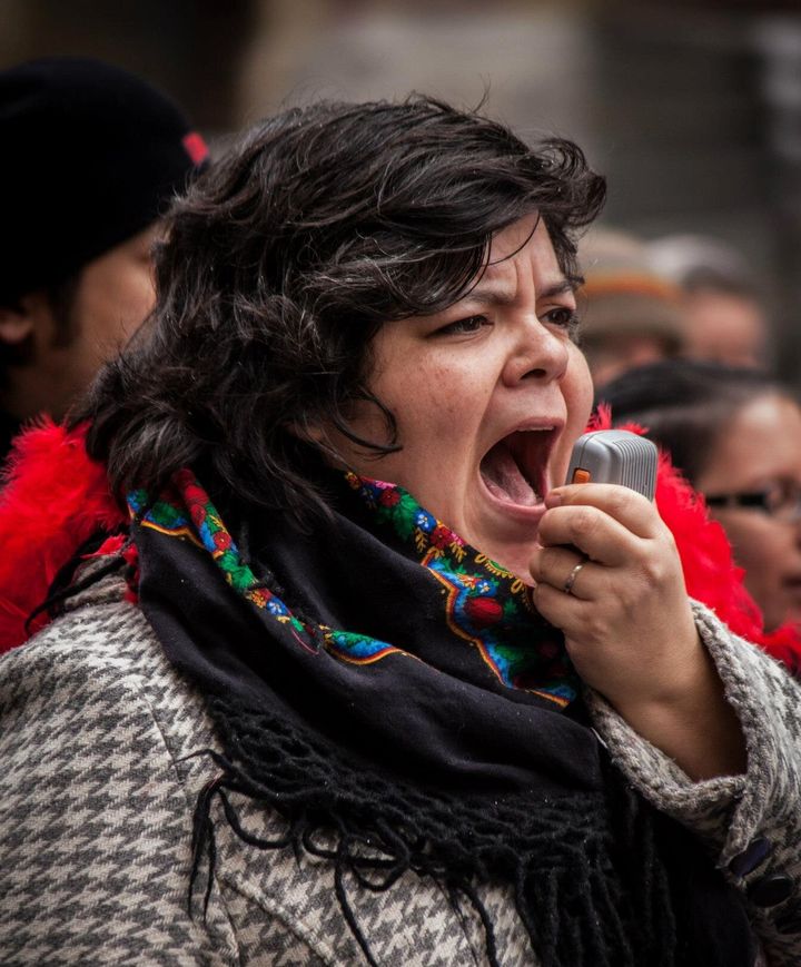 Melissa Mollen Dupuis prenant la parole lors d'une manifestation d'Idle No More, en février 2013.