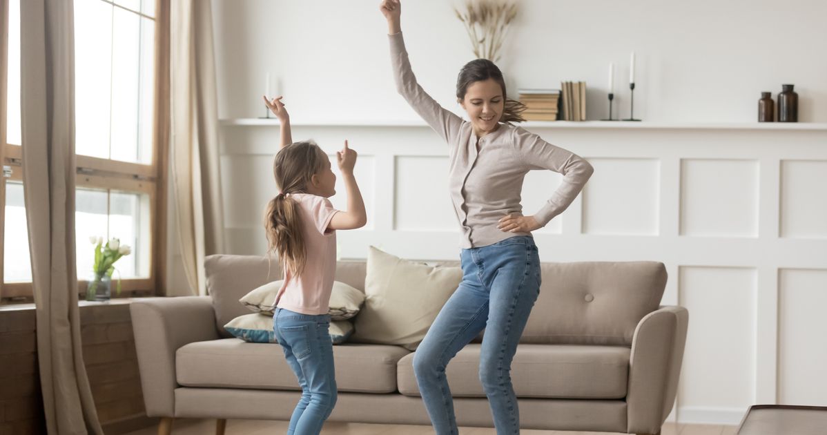 Танец мамы и дочери. Танцы дома. Мама танцует с ребенком. Танцует дома. Девушка танцует в квартире.