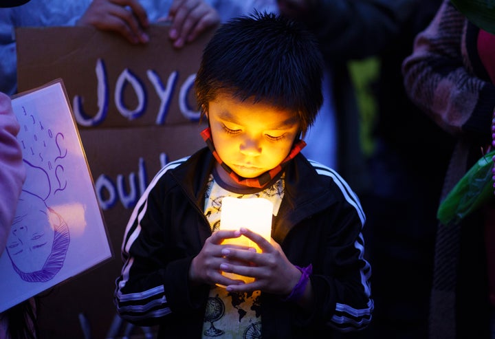 Un jeune garçon à la vigile en mémoire de Joyce Echaquan.