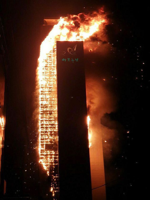 8일 오후 11시7분께 울산 남구 달동 삼환아르누보 주상복합아파트에서 대형 화재가 발생한 가운데 불길이 치솟아 오르고