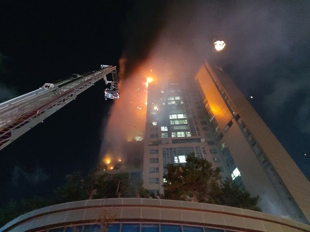 8일 밤 11시 14분경 울산 남구 주상복합건물 삼환아르누보에서 화재가 발생해 불길이 번지고
