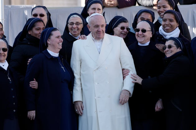 El papa Francisco, rodeado de