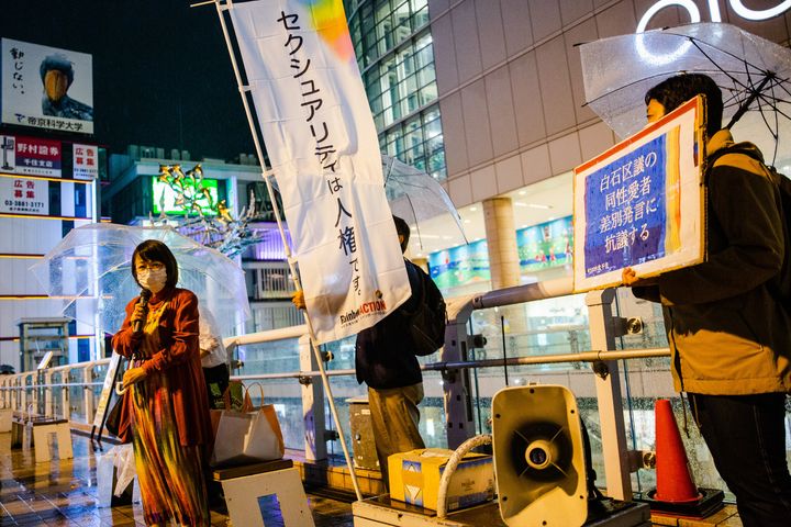 「足立・性的少数者と友・家族の会」共同主催者の西山千恵子さん（左）