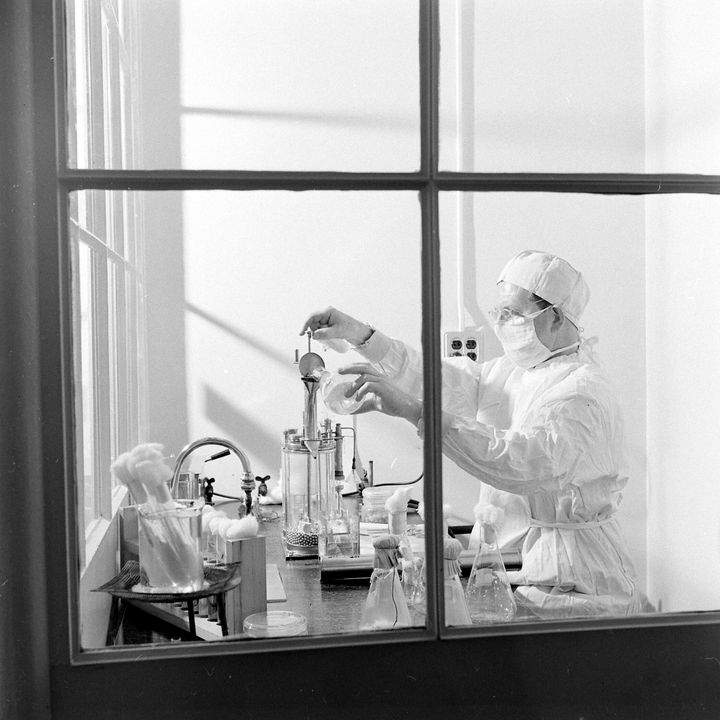 Επιστήμονας παρασκευάζει το εμβόλιο στις ΗΠΑ, 1949. 