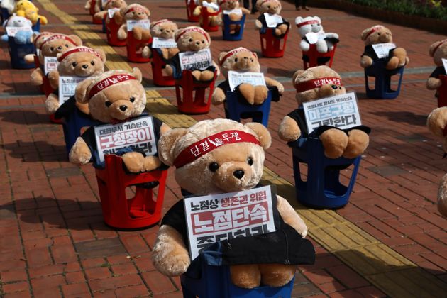 On September 24, in front of the Mapo-gu office in Seoul, the merchants of the West Seoul Street Vendors Association held an 'Avatar Condemnation Rally of Street Vendors' with dolls according to the second step of the social distancing.