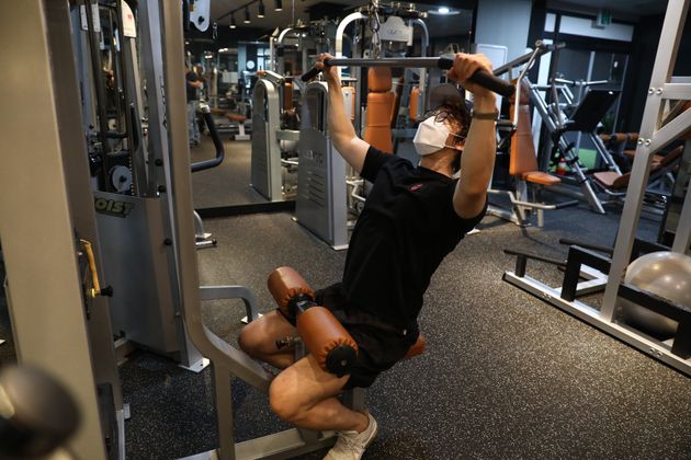 On September 15, at a gym in Seoul, wearing a mask and exercising