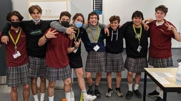 男子生徒がスカートで登校 何が起こった 制服への抗議運動が カナダの高校生の間で広がる ハフポスト