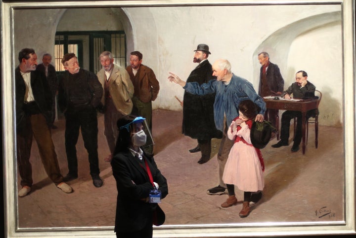 Una empleada del museo frente a la obra 'El Sátiro', de Antoni Fillol, que forma parte de la exposición 'Invitadas'. 