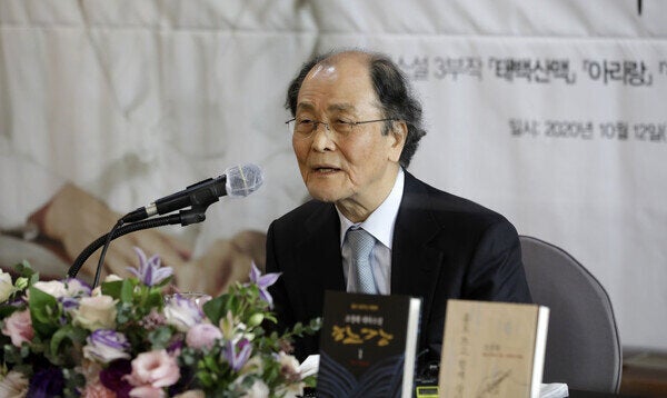 조정래 작가가 12일 낮 서울 중구 한국언론회관 외신기자클럽에서 열린 등단 50주년 기념 기자간담회에서 소감을 말하고 있다. 김혜윤 기자 unique@hani.co.kr