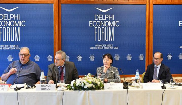 Ο Θάνος Ντόκος, δεύτερος από αριστερά, στο Οικονομικό Φόρουμ των Δελφών το 2019.
