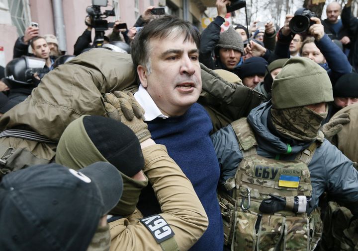 O Σαακασβίλι κρατείται από αστυνομικούς κατά την διάρκεια έρευνας στο διαμέρισμά του, στην Ουκρανία, το 2017.