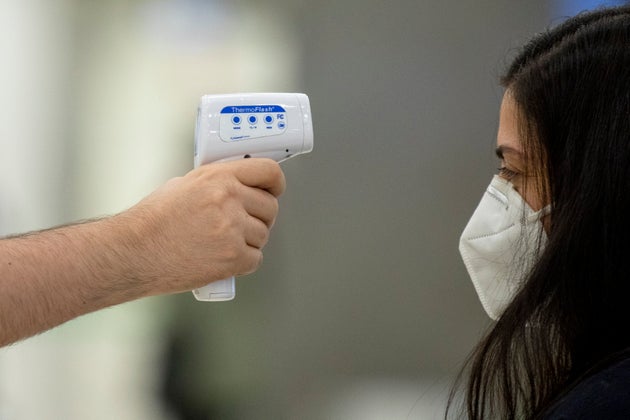 Una mujer, durante un control de