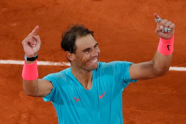 Rafael Nadal celebra su victoria en Roland Garros ante Novak Djokovic el 11 de octubre de 2020 (AP Photo/Christophe