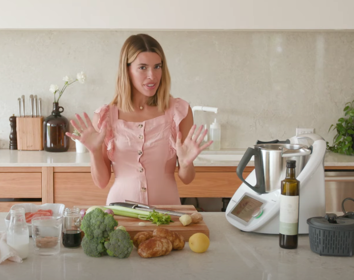 Marilou de <em>Trois fois par jour</em> lors d'une <a href="https://www.youtube.com/watch?v=S5P2EAlJq5g&feature=emb_title" target="_blank" role="link" class=" js-entry-link cet-external-link" data-vars-item-name="démonstration Thermomix" data-vars-item-type="text" data-vars-unit-name="5f85ee7ac5b6f53fff063577" data-vars-unit-type="buzz_body" data-vars-target-content-id="https://www.youtube.com/watch?v=S5P2EAlJq5g&feature=emb_title" data-vars-target-content-type="url" data-vars-type="web_external_link" data-vars-subunit-name="article_body" data-vars-subunit-type="component" data-vars-position-in-subunit="0">démonstration Thermomix</a>.