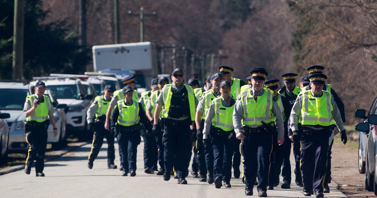 RCMP Union Tells Officers To Proudly Wear Controversial 'Thin Blue Line ...