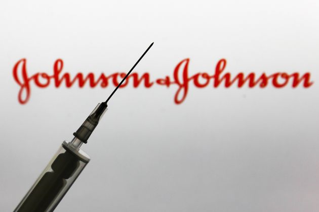(자료사진) 존슨앤드존슨(J&J)는 '안전성 우려'로 코로나19 백신 3상 임상시험을 일시