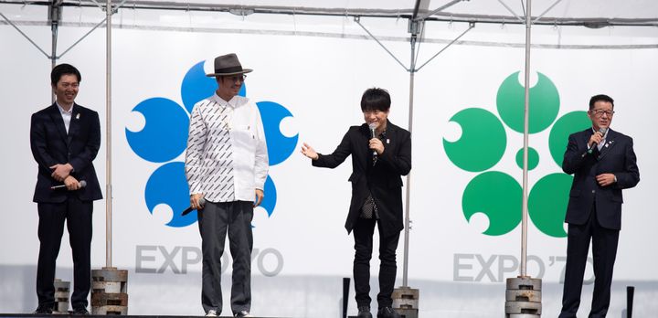 1970年大阪万博50周年記念セレモニーに登場したコブクロ。松井一郎大阪市長（右端）、吉村洋文府知事（左端）とともに、万博について語った。