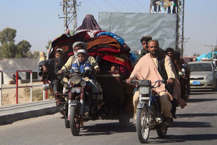 Κάτοικοι περιοχών όπου επιτίθενται δυνάμεις των Ταλιμιπάν, εγκαταλείπουν τα σπίτια τους (12/10/2020)