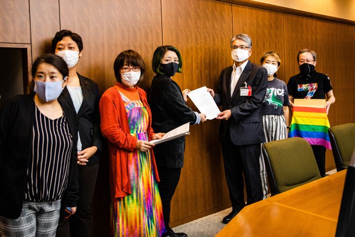 抗議署名と要望書を受け取る長谷川勝美足立区副区長（中央右）