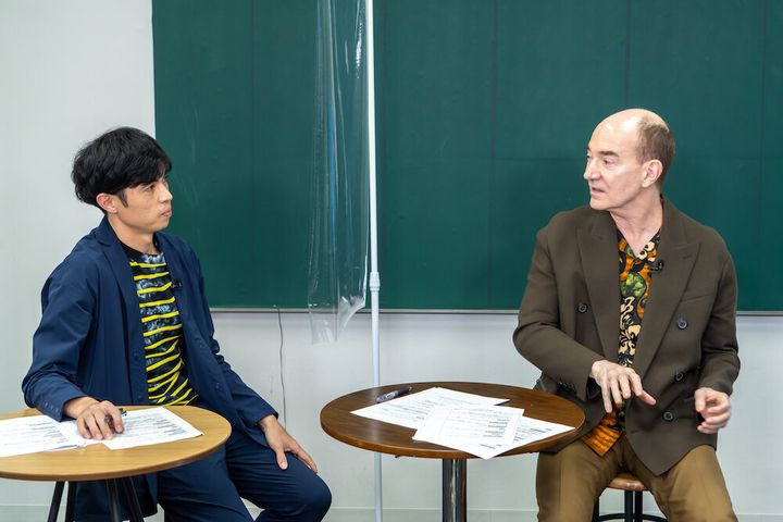 （左）お笑い芸人 小島よしおさん、（右）日本文学研究者 ロバート キャンベルさん