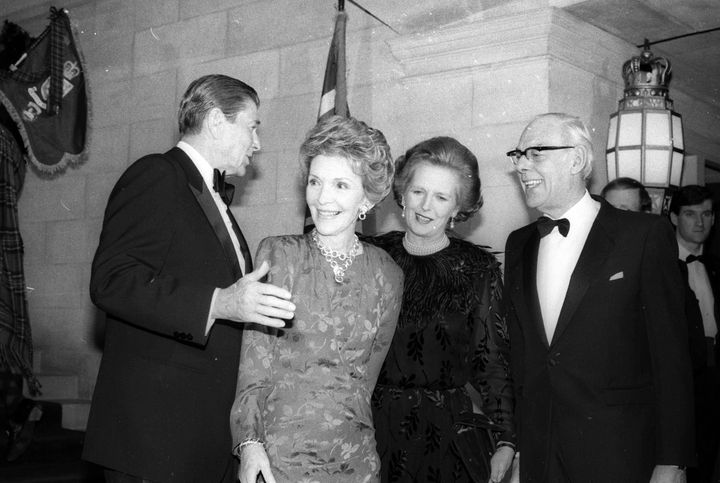Ο Ρόναλντ και η Νάνσι Ρίγκαν με τη Βρετανίδα πρωθυπουργό -και αγαπημένη φίλη του Αμερικανού προέδρου- Μάργκαρετ Θάτσερ και τον σύζυγό της Ντένις, σε δεξίωση της βρετανικής πρεσβείας. 20 Φεβρουαρίου 1985.