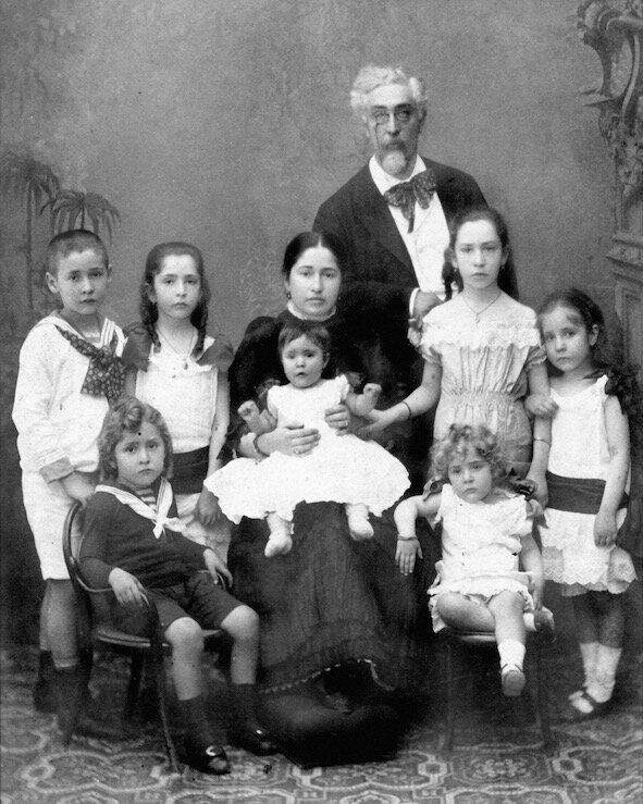 Ο Στέφανος Δραγούμης με τη σύζυγό του Ελίζα και επτά από τα έντεκα παιδιά τους: Χαρίκλεια, Αλεξάνδρα, Ναταλία, Ζωή, Ίωνα (πρώτη σειρά, αριστερά), Ευφροσύνη (Εύφη) και Νίκο, 1883 περίπου.