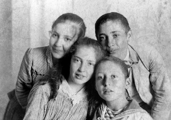 Ο Ίων με τα αδέλφια του Εύφη και Νίκο (πίσω) και Χαρίκλεια (μπροστά). Με τον φακό του Νίκου Κοντογιαννάκη, αδελφού της μητέρας τους, Ελίζας Δραγούμη, 1890 περίπου.