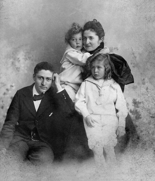 Ο δεκαοκτάχρονος Ίων με τους αδελφούς του Φίλιππο και Αλέξανδρο και τη θεία του Tascha Κοντογιαννάκη, 1896.