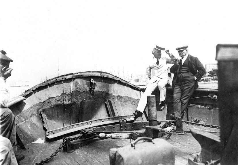 Δύο χρόνια μετά την εκλογή του στη Βουλή ο Δραγούμης εξορίστηκε πρώτα στην Κορσική (1917-1919) και στη συνέχεια στη Σκόπελο (1919). Στη φωτογραφία, ο Ίων με τον στρατηγό Βίκτωρα Δούσμανη στο ατμόπλοιο προς την Κορσική, Ιούλιος 1917.