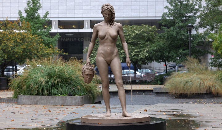 La nouvelle statue de Luciano Garbati dans le Collect Pond Park, d'une hauteur de plus de deux mètres.