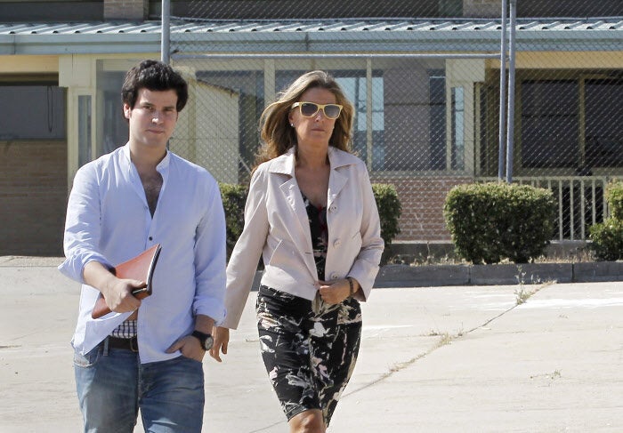 Rosalía Iglesias y su hijo, Guillermo Bárcenas, en julio de 2013 saliendo de visitar a Luis Bárcena en la prisión de Soto del Real.